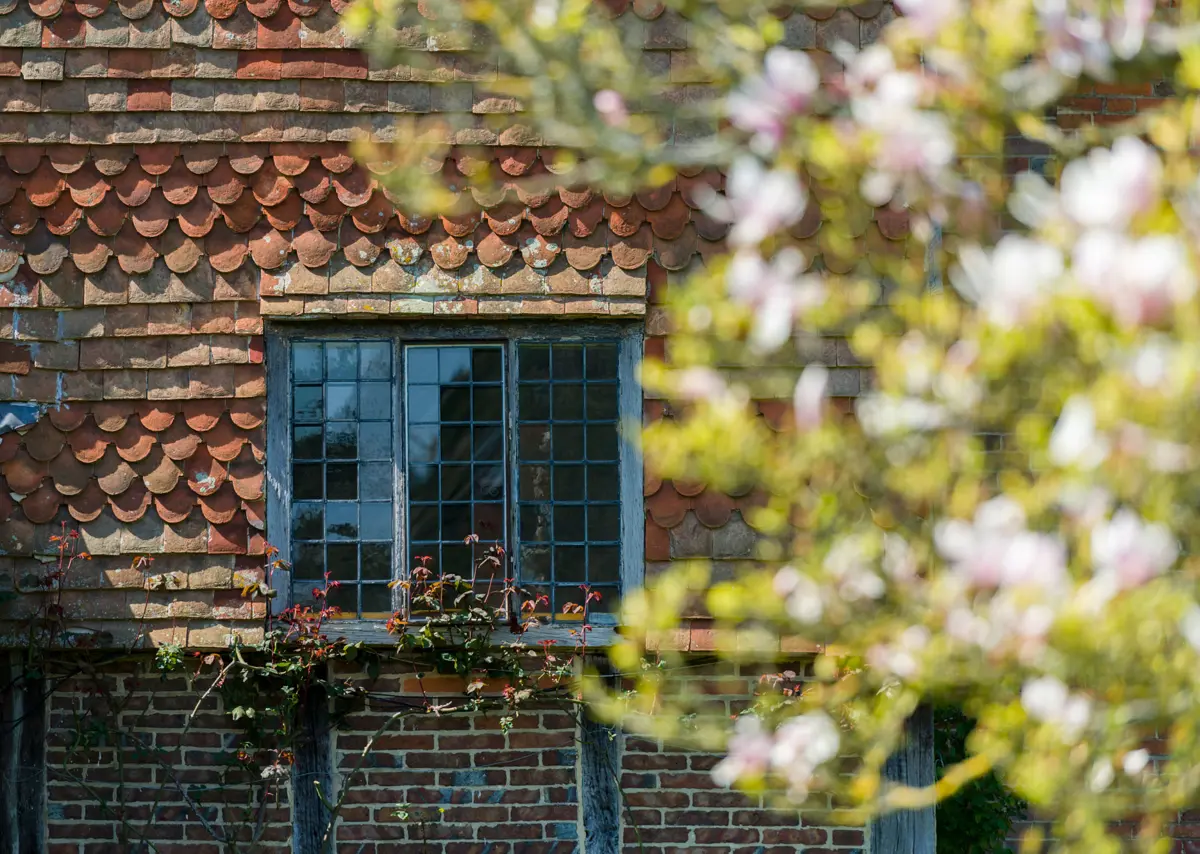 Nestled within a Sussex tile-hung country manor house, this Inglis Hall kitchen is a harmonious blend of traditional refined craftsmanship and modern sensibilities.