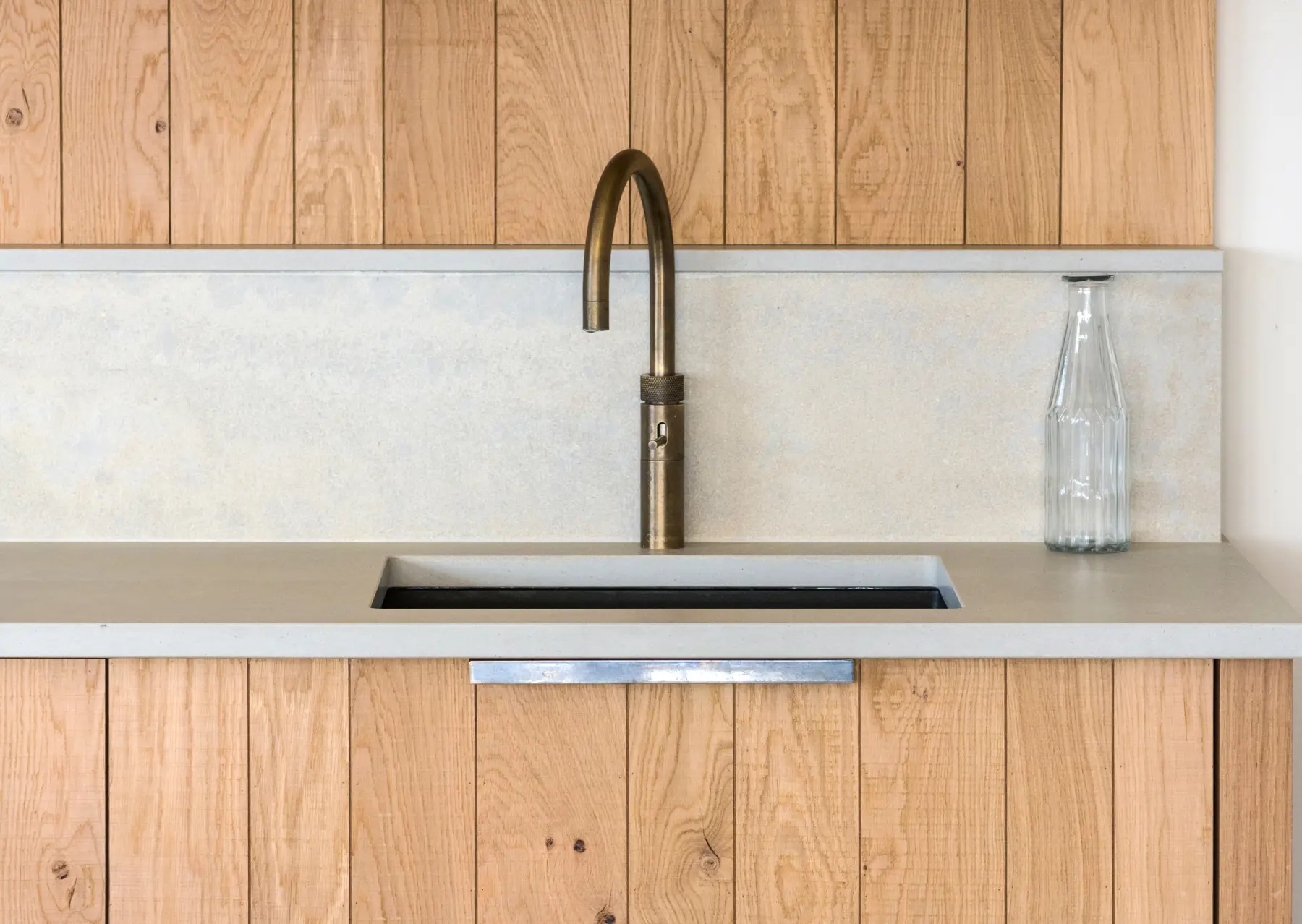 Precision raw band-sawn oak cladding where every board aligns seamlessly, grain running through in perfect succession - a testament to the skill of our makers and the foresight of our designers.